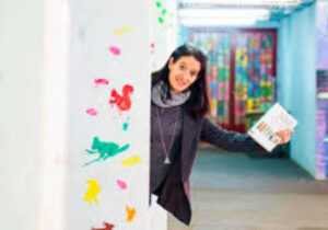 Retrato de Mar Romera, maestra y pedagoga.